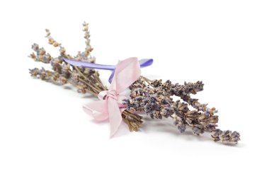 Spa aksesuarları, iki beyaz izole lavanta demetleri