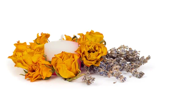 Wellness-Accessoires, gelbe getrocknete Rosen mit Lavendel und Kerze — Stockfoto