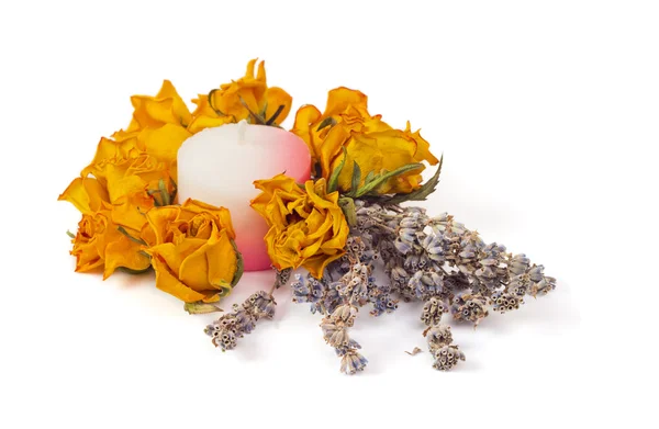Wellness-Accessoires, gelbe getrocknete Rosen mit Lavendel und Kerze — Stockfoto