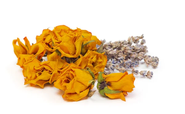 Wellness-Accessoires, gelbe getrocknete Rosen mit Lavendel auf weißem Grund — Stockfoto