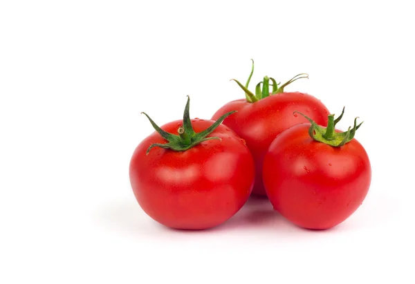 Pomodori freschi con foglie verdi isolate su fondo bianco — Foto Stock