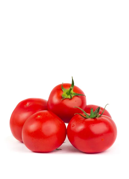 Frische Tomaten mit grünen Blättern isoliert auf weißem Hintergrund — Stockfoto