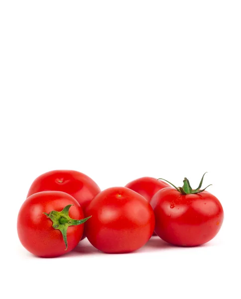 Frische Tomaten mit grünen Blättern isoliert auf weißem Hintergrund — Stockfoto