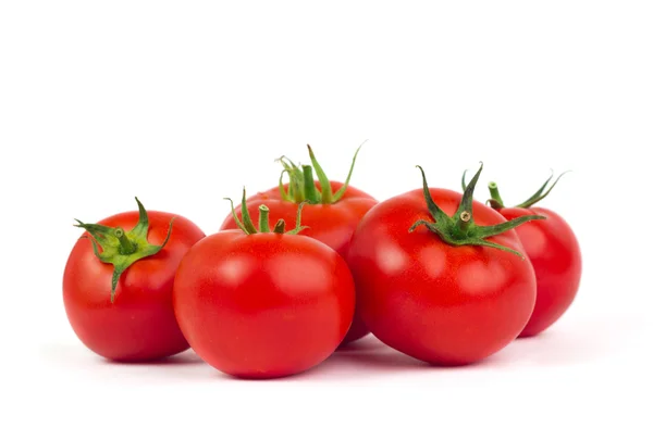 Frische Tomaten mit grünen Blättern isoliert auf weißem Hintergrund — Stockfoto