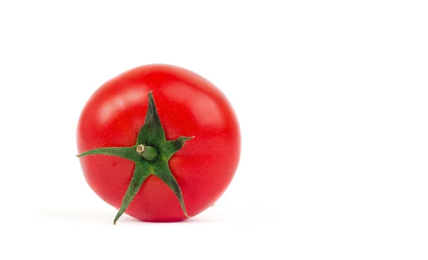 Свіжий помідор з зеленим листям ізольовано на білому тлі — стокове фото
