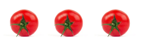 Tomates fraîches aux feuilles vertes isolées sur fond blanc — Photo