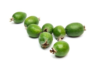 Beyaz arka plan üzerinde izole tropikal meyve feijoa