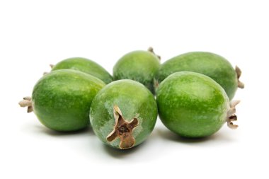 Beyaz arka plan üzerinde izole tropikal meyve feijoa