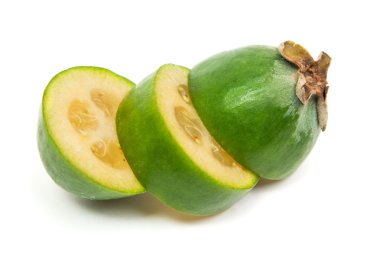 Beyaz arka plan üzerinde izole tropikal meyve feijoa