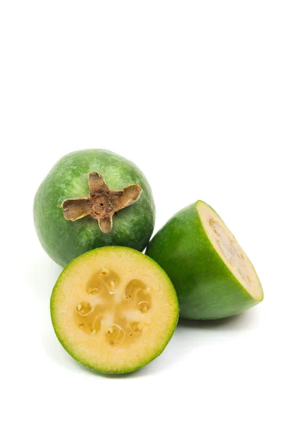 Fruta tropical feijoa aislada sobre fondo blanco —  Fotos de Stock