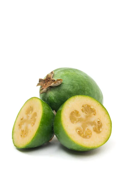 Frutta tropicale feijoa isolato su sfondo bianco — Foto Stock