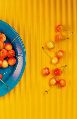 Plaka Sarı zemin üzerine taze kiraz