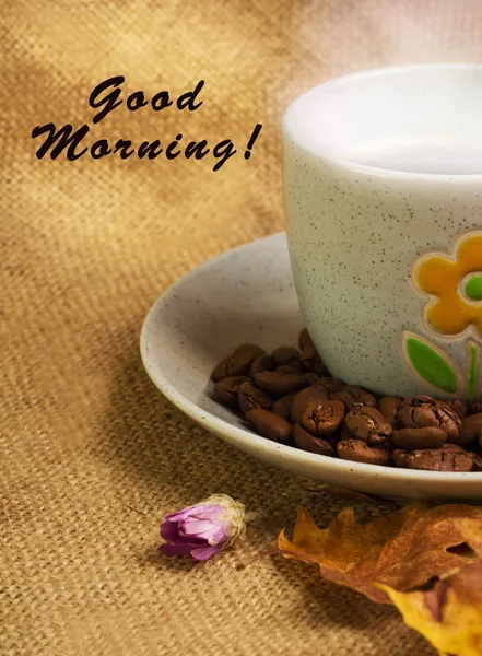 La tasse de café aux feuilles d'érable et aux fleurs éternelles — Photo