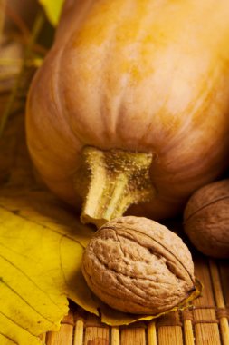 Rustik arka plan ile akçaağaç yaprakları, ceviz ve kabak