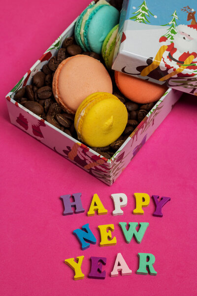 Счастливый Новый год, макароны с кофейными бобами в подарочной коробке
