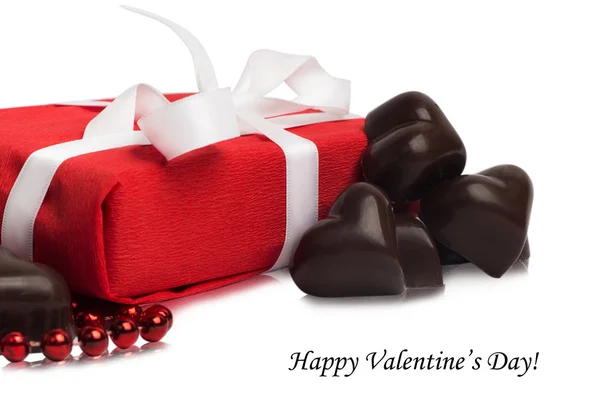 Etiqueta feliz Día de San Valentín con caja de regalo rojo con cinta blanca — Foto de Stock