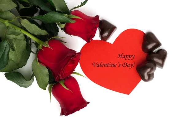 Tag Joyeuse Saint-Valentin avec bouquet de roses rouges, coeur en papier — Photo