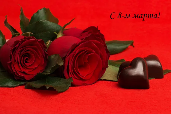Etiqueta 8 de março em russo com rosas vermelhas e doces — Fotografia de Stock