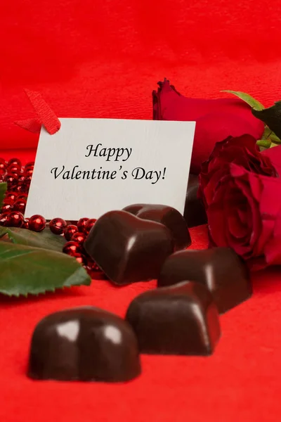 Etiqueta Feliz Día de San Valentín con rosas rojas y dulces — Foto de Stock