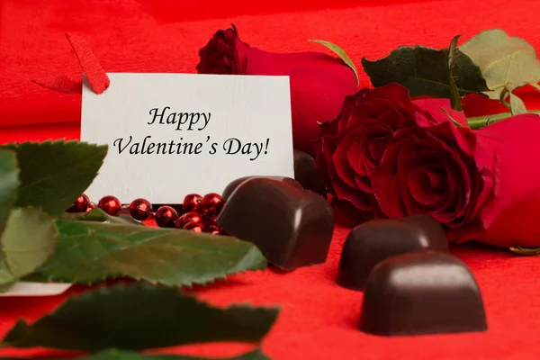 Tag Joyeuse Saint-Valentin avec des roses rouges et des bonbons — Photo