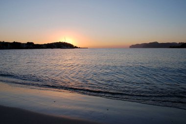 Mallorca, Balearic Adaları 'nda gün batımında sahilin muhteşem renkleri