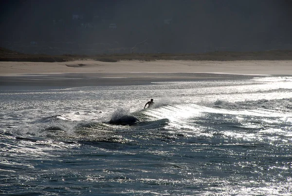 Pessoas Vão Fazer Surf Divertir Com Ondas Praia — Fotografia de Stock