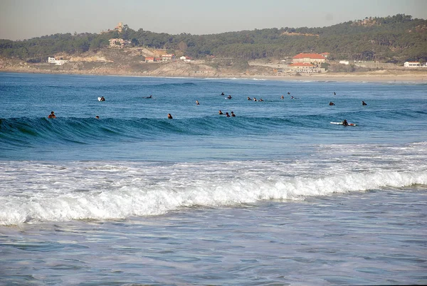 Pessoas Vão Fazer Surf Divertir Com Ondas Praia — Fotografia de Stock