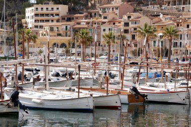 Balear Adaları 'nın geleneksel balıkçı tekneleri, Soller, Mallorca Limanı' nda tipik olarak