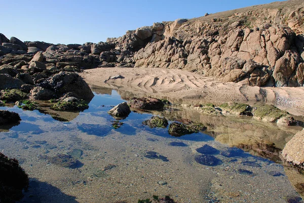 Orilla Del Mar Una Bonita Playa Tranquila Con Roca —  Fotos de Stock