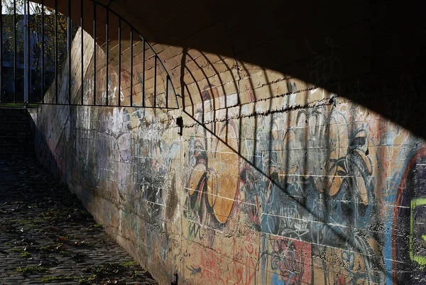 Tunel Nástěnnou Malbou Stíny Světlem — Stock fotografie