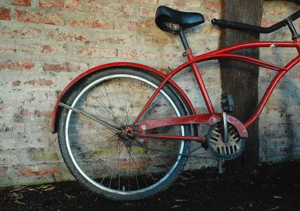 Image Vintage Avec Vieux Vélo Rouge Dans Mur — Photo