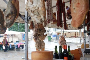 Galiçya 'da bir markette domuz eti sergileniyor