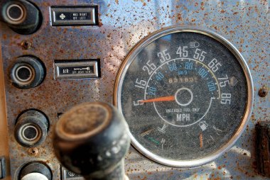 Hız göstergesi olan eski bir arabanın kontrol paneli