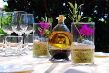 Ekstra saf zeytinyağı ve balzamik sirkeyle dolu cam şişe.