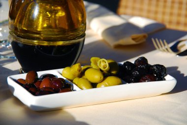 Bir şişe ekstra saf zeytinyağı ve doğal organik zeytin.