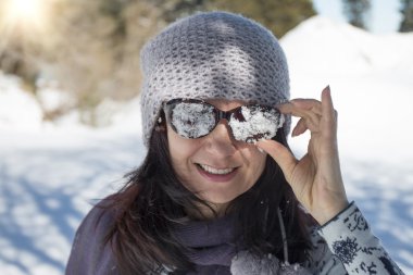 Karlı gözlüklü kadın