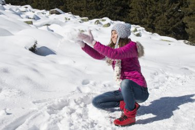 Genç bir kız ile kar kış aylarında çalış.