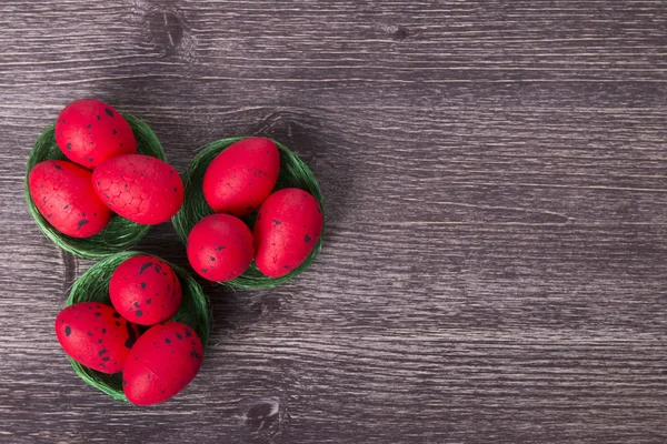 在绿色的巢穴红色复活节彩蛋 — 图库照片