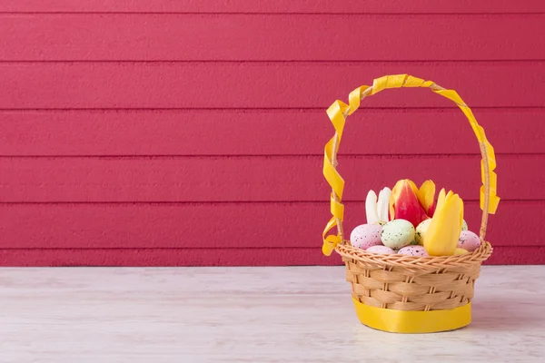 Ovos de Páscoa coloridos na cesta — Fotografia de Stock