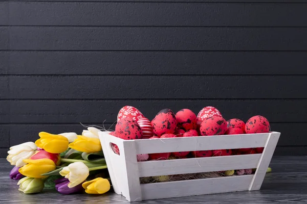 Ahşap bir kap içinde kırmızı Paskalya yumurtaları