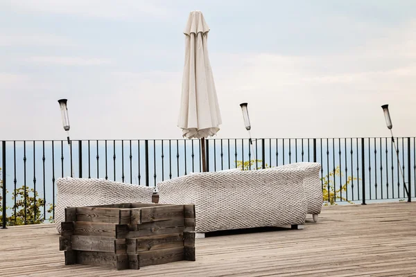 Muebles Outdor y vistas al mar — Foto de Stock