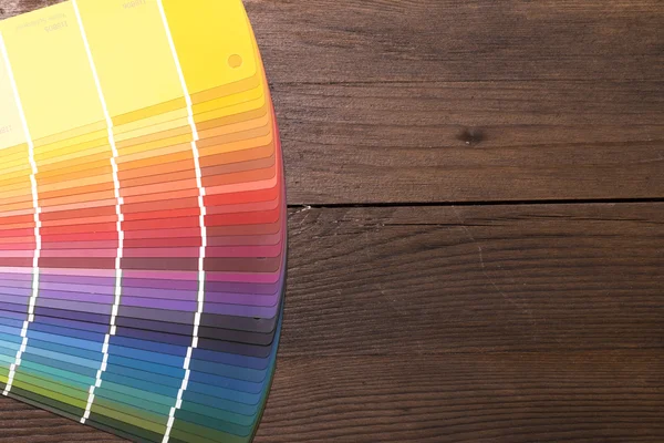 Catálogo a color sobre escritorio de madera — Foto de Stock