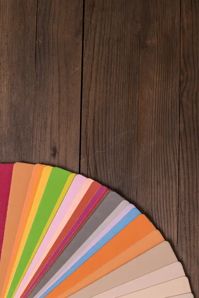 Catálogo a color sobre escritorio de madera — Foto de Stock