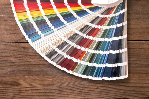 Catálogo a color sobre escritorio de madera — Foto de Stock