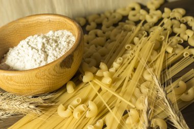 Pişmemiş spagetti ve buğday sapı