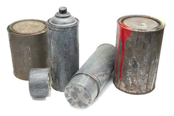 Eski kullanılan sprey kutular ve boya kovası