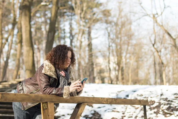 Akıllı telefonu olan kadın.