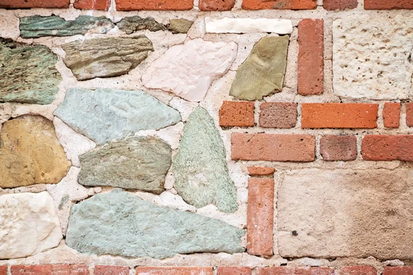 Dramático viejo muro de ladrillo y piedra — Foto de Stock