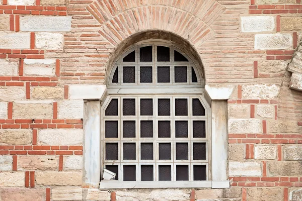 Fenêtre dans une vieille église en brique — Photo