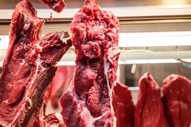 Domuz eti bir vitrin içinde